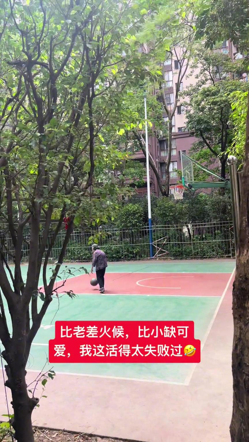 這阿婆單手一投一個準(zhǔn)，姜還是老的辣